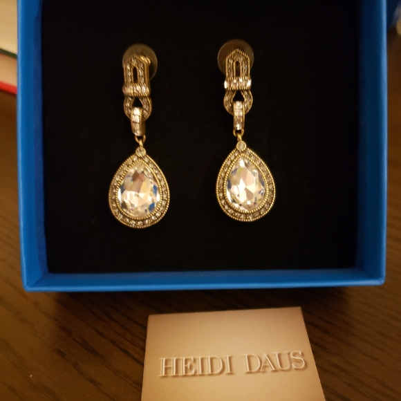 🛍Heidi Daus  Stunning Earrings - Picture 11 of 13